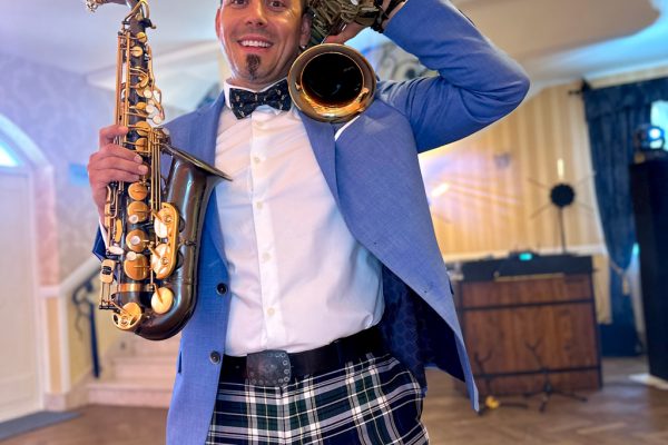 Saksofonista Warszawa, Marek showman zagra i zatańczy na Twoim weselu.