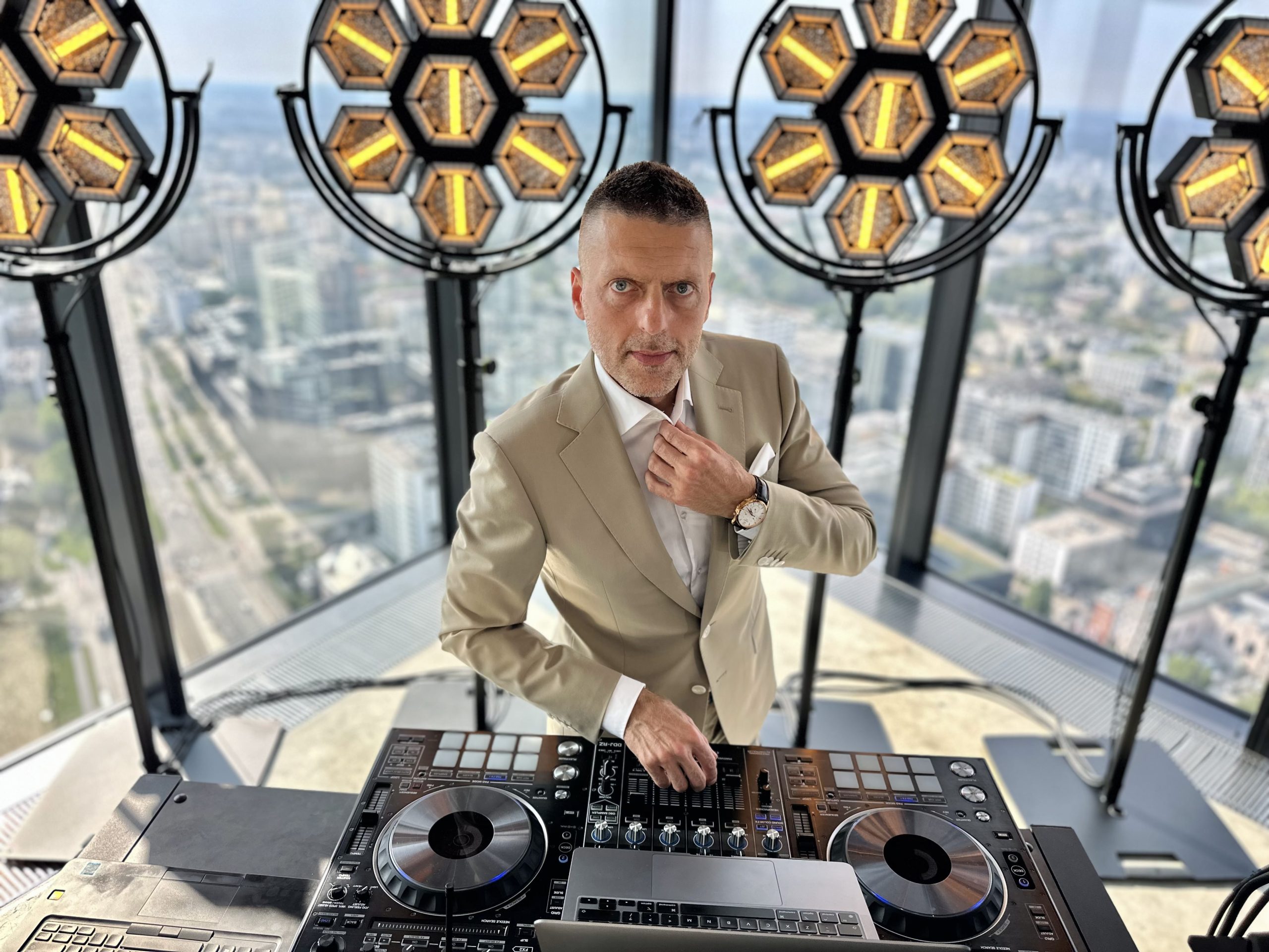 Dj Konferansjer Skrzypce Saksofon Wokal Warszawa Wesele Event Scaled
